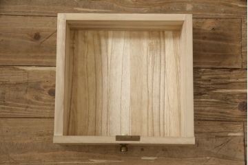 洋服箪笥を小さくリメイク!天板と台輪をカットし、シンプルなものに付け替え。幅も小さくリサイズ。取っ手と鍵穴隠しカバーを交換。塗装を剥離してクリアワックス仕上げ。