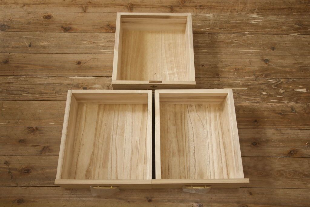 洋服箪笥を小さくリメイク!天板と台輪をカットし、シンプルなものに付け替え。幅も小さくリサイズ。取っ手と鍵穴隠しカバーを交換。塗装を剥離してクリアワックス仕上げ。