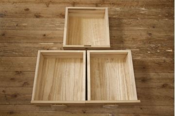 洋服箪笥を小さくリメイク!天板と台輪をカットし、シンプルなものに付け替え。幅も小さくリサイズ。取っ手と鍵穴隠しカバーを交換。塗装を剥離してクリアワックス仕上げ。