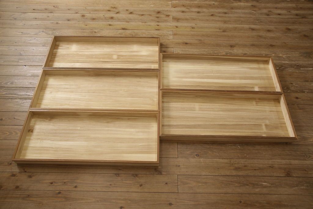 洋服箪笥を小さくリメイク!天板と台輪をカットし、シンプルなものに付け替え。幅も小さくリサイズ。取っ手と鍵穴隠しカバーを交換。塗装を剥離してクリアワックス仕上げ。