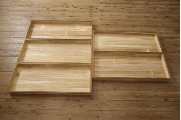 洋服箪笥を小さくリメイク!天板と台輪をカットし、シンプルなものに付け替え。幅も小さくリサイズ。取っ手と鍵穴隠しカバーを交換。塗装を剥離してクリアワックス仕上げ。