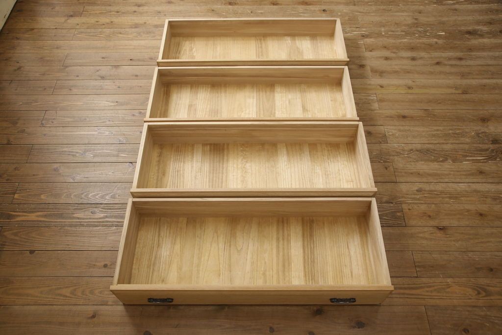 洋服箪笥を小さくリメイク!天板と台輪をカットし、シンプルなものに付け替え。幅も小さくリサイズ。取っ手と鍵穴隠しカバーを交換。塗装を剥離してクリアワックス仕上げ。