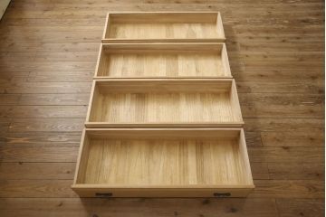 洋服箪笥を小さくリメイク!天板と台輪をカットし、シンプルなものに付け替え。幅も小さくリサイズ。取っ手と鍵穴隠しカバーを交換。塗装を剥離してクリアワックス仕上げ。