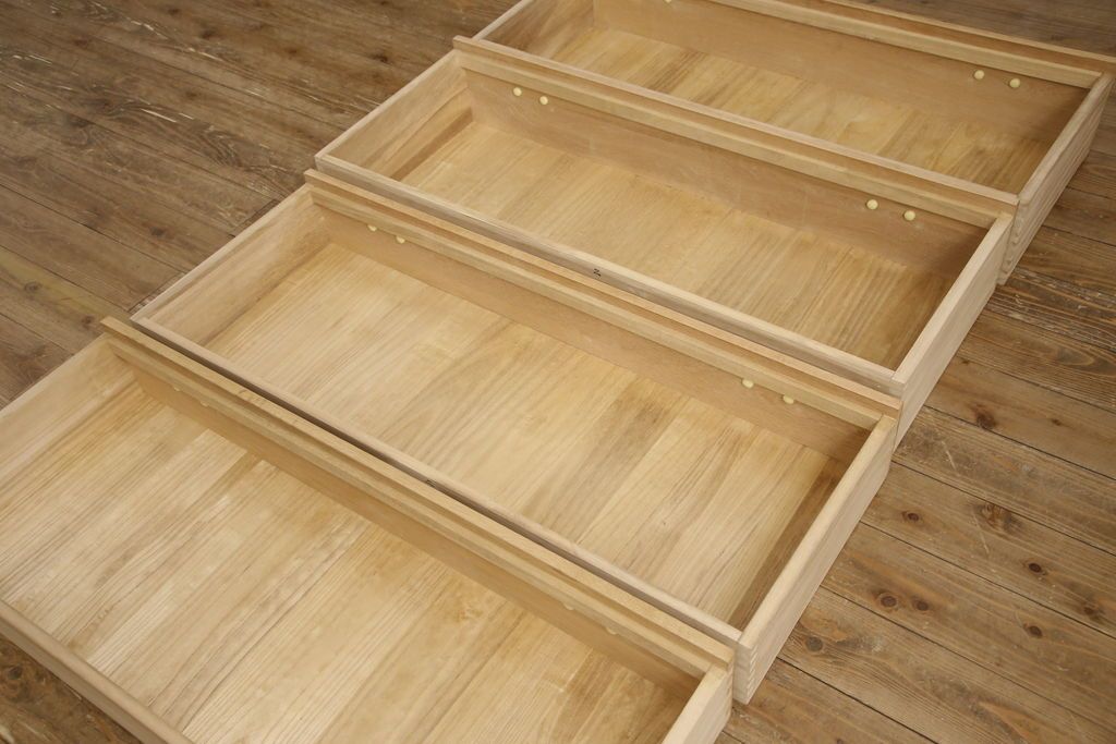 洋服箪笥を小さくリメイク!天板と台輪をカットし、シンプルなものに付け替え。幅も小さくリサイズ。取っ手と鍵穴隠しカバーを交換。塗装を剥離してクリアワックス仕上げ。