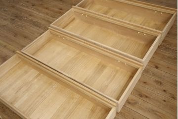 洋服箪笥を小さくリメイク!天板と台輪をカットし、シンプルなものに付け替え。幅も小さくリサイズ。取っ手と鍵穴隠しカバーを交換。塗装を剥離してクリアワックス仕上げ。