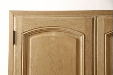 洋服箪笥を小さくリメイク!天板と台輪をカットし、シンプルなものに付け替え。幅も小さくリサイズ。取っ手と鍵穴隠しカバーを交換。塗装を剥離してクリアワックス仕上げ。