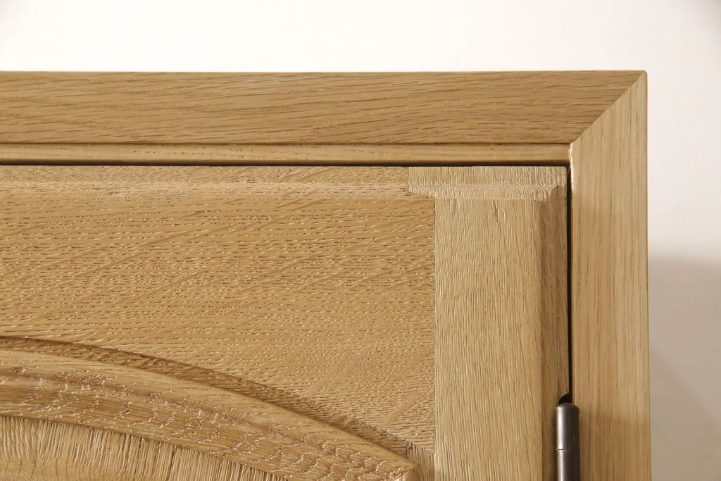 洋服箪笥を小さくリメイク!天板と台輪をカットし、シンプルなものに付け替え。幅も小さくリサイズ。取っ手と鍵穴隠しカバーを交換。塗装を剥離してクリアワックス仕上げ。