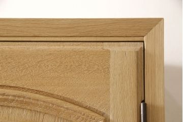 洋服箪笥を小さくリメイク!天板と台輪をカットし、シンプルなものに付け替え。幅も小さくリサイズ。取っ手と鍵穴隠しカバーを交換。塗装を剥離してクリアワックス仕上げ。