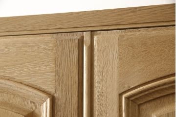 洋服箪笥を小さくリメイク!天板と台輪をカットし、シンプルなものに付け替え。幅も小さくリサイズ。取っ手と鍵穴隠しカバーを交換。塗装を剥離してクリアワックス仕上げ。