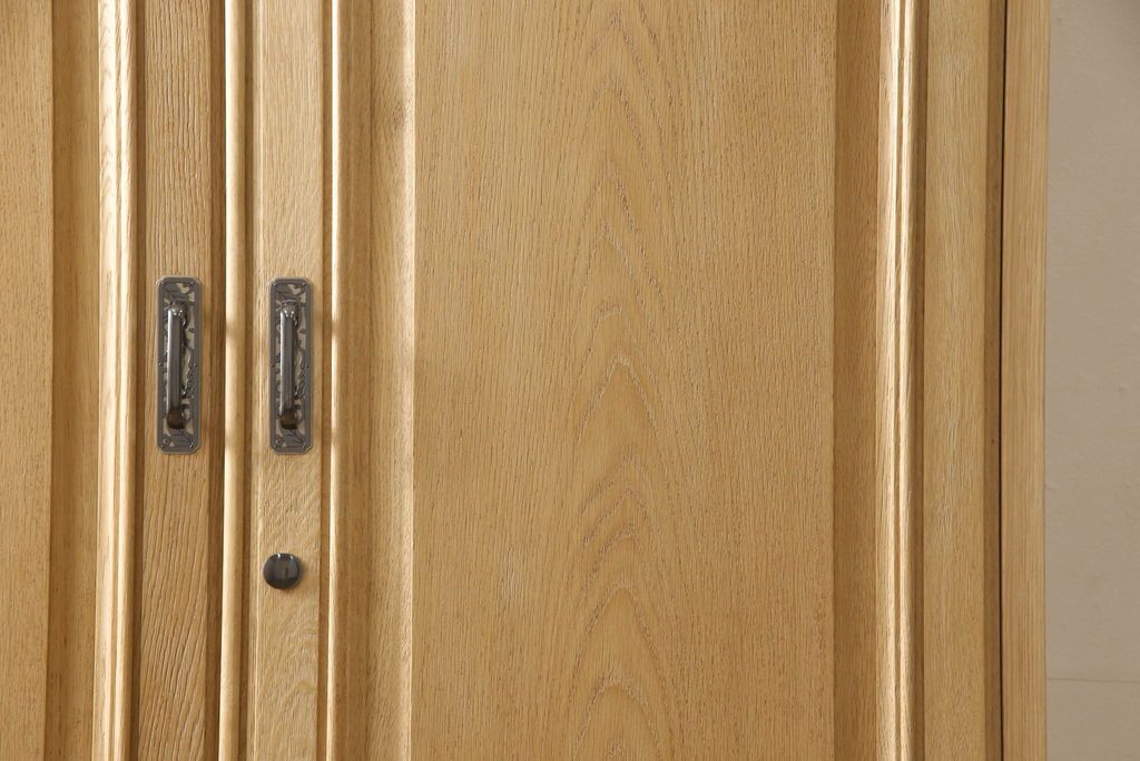 洋服箪笥を小さくリメイク!天板と台輪をカットし、シンプルなものに付け替え。幅も小さくリサイズ。取っ手と鍵穴隠しカバーを交換。塗装を剥離してクリアワックス仕上げ。