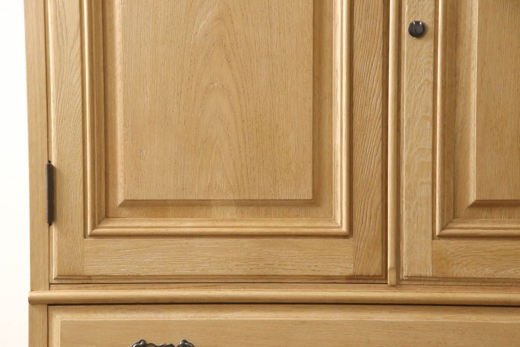 洋服箪笥を小さくリメイク!天板と台輪をカットし、シンプルなものに付け替え。幅も小さくリサイズ。取っ手と鍵穴隠しカバーを交換。塗装を剥離してクリアワックス仕上げ。