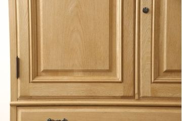 洋服箪笥を小さくリメイク!天板と台輪をカットし、シンプルなものに付け替え。幅も小さくリサイズ。取っ手と鍵穴隠しカバーを交換。塗装を剥離してクリアワックス仕上げ。