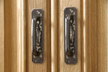 洋服箪笥を小さくリメイク!天板と台輪をカットし、シンプルなものに付け替え。幅も小さくリサイズ。取っ手と鍵穴隠しカバーを交換。塗装を剥離してクリアワックス仕上げ。