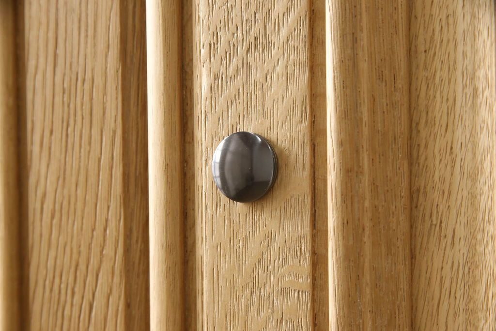 洋服箪笥を小さくリメイク!天板と台輪をカットし、シンプルなものに付け替え。幅も小さくリサイズ。取っ手と鍵穴隠しカバーを交換。塗装を剥離してクリアワックス仕上げ。