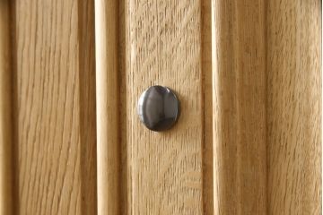 洋服箪笥を小さくリメイク!天板と台輪をカットし、シンプルなものに付け替え。幅も小さくリサイズ。取っ手と鍵穴隠しカバーを交換。塗装を剥離してクリアワックス仕上げ。