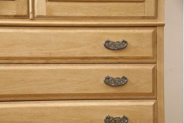 洋服箪笥を小さくリメイク!天板と台輪をカットし、シンプルなものに付け替え。幅も小さくリサイズ。取っ手と鍵穴隠しカバーを交換。塗装を剥離してクリアワックス仕上げ。