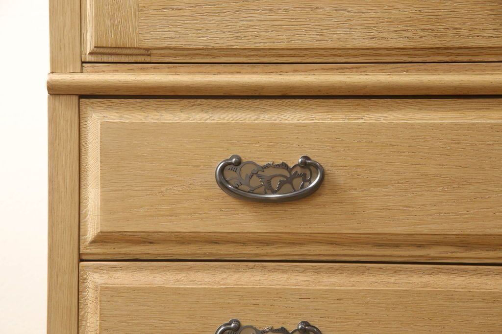 洋服箪笥を小さくリメイク!天板と台輪をカットし、シンプルなものに付け替え。幅も小さくリサイズ。取っ手と鍵穴隠しカバーを交換。塗装を剥離してクリアワックス仕上げ。