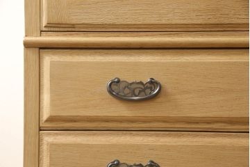 洋服箪笥を小さくリメイク!天板と台輪をカットし、シンプルなものに付け替え。幅も小さくリサイズ。取っ手と鍵穴隠しカバーを交換。塗装を剥離してクリアワックス仕上げ。