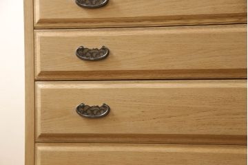 洋服箪笥を小さくリメイク!天板と台輪をカットし、シンプルなものに付け替え。幅も小さくリサイズ。取っ手と鍵穴隠しカバーを交換。塗装を剥離してクリアワックス仕上げ。