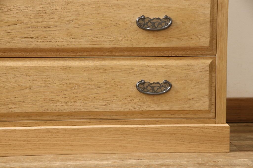 洋服箪笥を小さくリメイク!天板と台輪をカットし、シンプルなものに付け替え。幅も小さくリサイズ。取っ手と鍵穴隠しカバーを交換。塗装を剥離してクリアワックス仕上げ。