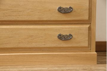 洋服箪笥を小さくリメイク!天板と台輪をカットし、シンプルなものに付け替え。幅も小さくリサイズ。取っ手と鍵穴隠しカバーを交換。塗装を剥離してクリアワックス仕上げ。