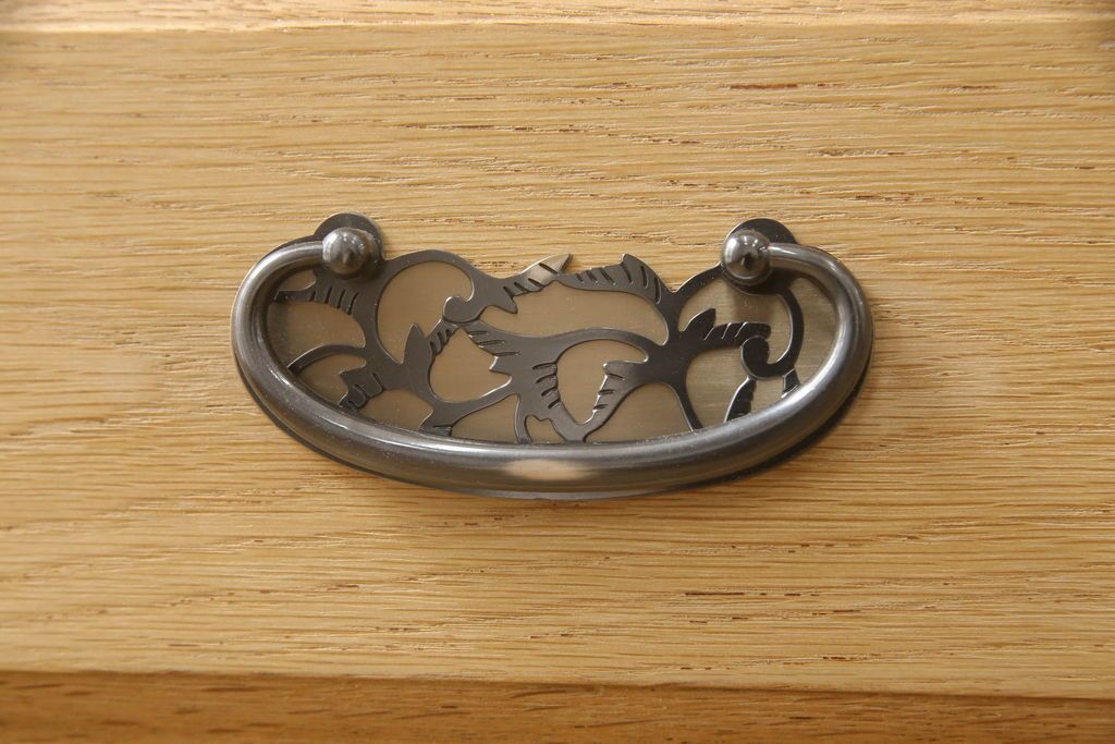 洋服箪笥を小さくリメイク!天板と台輪をカットし、シンプルなものに付け替え。幅も小さくリサイズ。取っ手と鍵穴隠しカバーを交換。塗装を剥離してクリアワックス仕上げ。