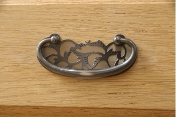 洋服箪笥を小さくリメイク!天板と台輪をカットし、シンプルなものに付け替え。幅も小さくリサイズ。取っ手と鍵穴隠しカバーを交換。塗装を剥離してクリアワックス仕上げ。