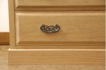 洋服箪笥を小さくリメイク!天板と台輪をカットし、シンプルなものに付け替え。幅も小さくリサイズ。取っ手と鍵穴隠しカバーを交換。塗装を剥離してクリアワックス仕上げ。