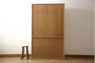 洋服箪笥を小さくリメイク!天板と台輪をカットし、シンプルなものに付け替え。幅も小さくリサイズ。取っ手と鍵穴隠しカバーを交換。塗装を剥離してクリアワックス仕上げ。