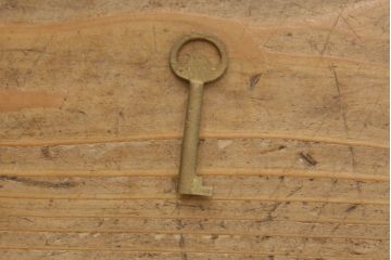 洋服箪笥を小さくリメイク!天板と台輪をカットし、シンプルなものに付け替え。幅も小さくリサイズ。取っ手と鍵穴隠しカバーを交換。塗装を剥離してクリアワックス仕上げ。