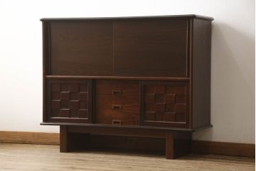 キャビネットを使いやすくリメイク!木製の引き戸を製作しガラス戸と交換。既存の棚板を撤去し、天板と両側面は新しい突板に張り替え。