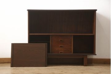 キャビネットを使いやすくリメイク!木製の引き戸を製作しガラス戸と交換。既存の棚板を撤去し、天板と両側面は新しい突板に張り替え。