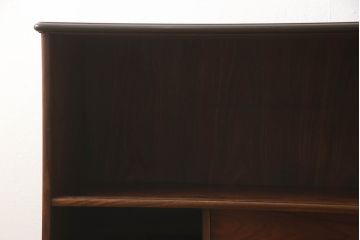 キャビネットを使いやすくリメイク!木製の引き戸を製作しガラス戸と交換。既存の棚板を撤去し、天板と両側面は新しい突板に張り替え。