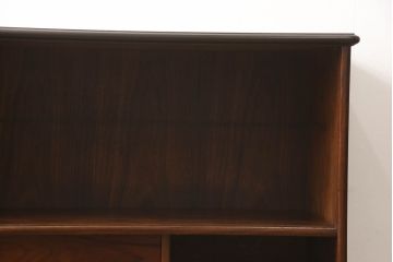 キャビネットを使いやすくリメイク!木製の引き戸を製作しガラス戸と交換。既存の棚板を撤去し、天板と両側面は新しい突板に張り替え。