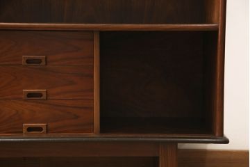 キャビネットを使いやすくリメイク!木製の引き戸を製作しガラス戸と交換。既存の棚板を撤去し、天板と両側面は新しい突板に張り替え。
