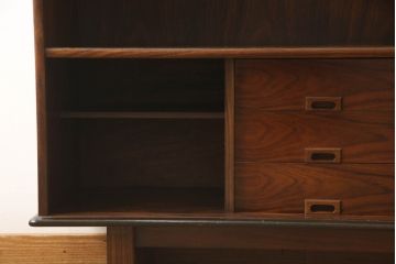 キャビネットを使いやすくリメイク!木製の引き戸を製作しガラス戸と交換。既存の棚板を撤去し、天板と両側面は新しい突板に張り替え。