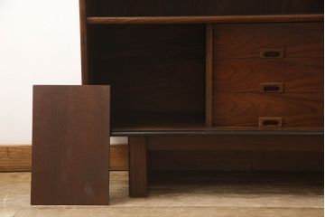 キャビネットを使いやすくリメイク!木製の引き戸を製作しガラス戸と交換。既存の棚板を撤去し、天板と両側面は新しい突板に張り替え。