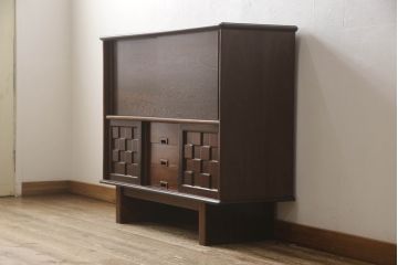 キャビネットを使いやすくリメイク!木製の引き戸を製作しガラス戸と交換。既存の棚板を撤去し、天板と両側面は新しい突板に張り替え。