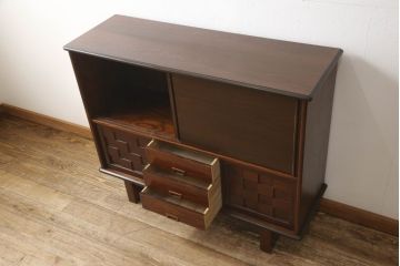 キャビネットを使いやすくリメイク!木製の引き戸を製作しガラス戸と交換。既存の棚板を撤去し、天板と両側面は新しい突板に張り替え。