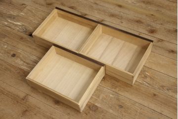 キャビネットを使いやすくリメイク!木製の引き戸を製作しガラス戸と交換。既存の棚板を撤去し、天板と両側面は新しい突板に張り替え。