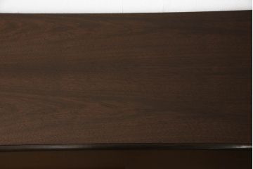 キャビネットを使いやすくリメイク!木製の引き戸を製作しガラス戸と交換。既存の棚板を撤去し、天板と両側面は新しい突板に張り替え。