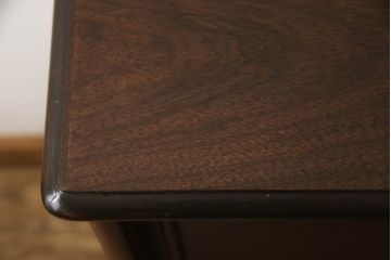 キャビネットを使いやすくリメイク!木製の引き戸を製作しガラス戸と交換。既存の棚板を撤去し、天板と両側面は新しい突板に張り替え。