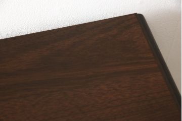 キャビネットを使いやすくリメイク!木製の引き戸を製作しガラス戸と交換。既存の棚板を撤去し、天板と両側面は新しい突板に張り替え。