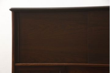 キャビネットを使いやすくリメイク!木製の引き戸を製作しガラス戸と交換。既存の棚板を撤去し、天板と両側面は新しい突板に張り替え。