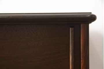 キャビネットを使いやすくリメイク!木製の引き戸を製作しガラス戸と交換。既存の棚板を撤去し、天板と両側面は新しい突板に張り替え。