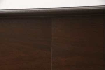 キャビネットを使いやすくリメイク!木製の引き戸を製作しガラス戸と交換。既存の棚板を撤去し、天板と両側面は新しい突板に張り替え。
