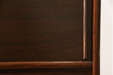 キャビネットを使いやすくリメイク!木製の引き戸を製作しガラス戸と交換。既存の棚板を撤去し、天板と両側面は新しい突板に張り替え。
