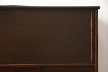 キャビネットを使いやすくリメイク!木製の引き戸を製作しガラス戸と交換。既存の棚板を撤去し、天板と両側面は新しい突板に張り替え。