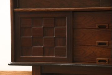 キャビネットを使いやすくリメイク!木製の引き戸を製作しガラス戸と交換。既存の棚板を撤去し、天板と両側面は新しい突板に張り替え。