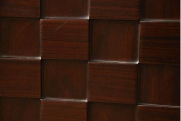キャビネットを使いやすくリメイク!木製の引き戸を製作しガラス戸と交換。既存の棚板を撤去し、天板と両側面は新しい突板に張り替え。